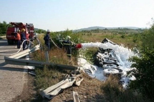 Sute de persoane, evacuate în Bulgaria. O cisternă cu substanţe chimice, care venea spre România, s-a răsturnat